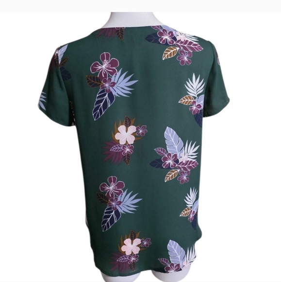LOFT Floral Green Short Sleeve Blouse Button Shoulder Detail Size Small - Picture 9 of 9